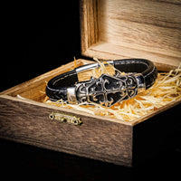 Bracciale vichingo con incisione cristiana in cuoio Bracciale vichingo con incisione cristiana in cuoio