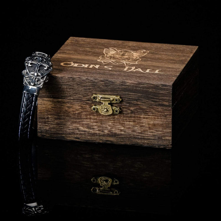 Bracciale vichingo con incisione cristiana in cuoio Bracciale vichingo con incisione cristiana in cuoio