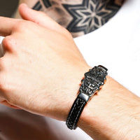 Bracciale vichingo con incisione cristiana in cuoio Bracciale vichingo con incisione cristiana in cuoio