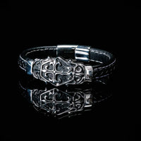 Bracciale vichingo con incisione cristiana in cuoio Bracciale vichingo con incisione cristiana in cuoio