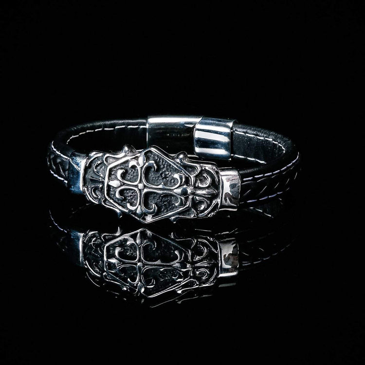 Bracciale vichingo con incisione cristiana in cuoio Bracciale vichingo con incisione cristiana in cuoio
