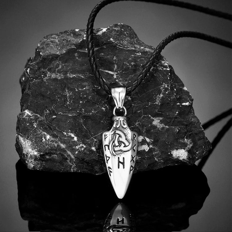 Collana con lancia runica