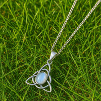 Collana Triquetra \"Talismano della femminilità\" con pietra di luna