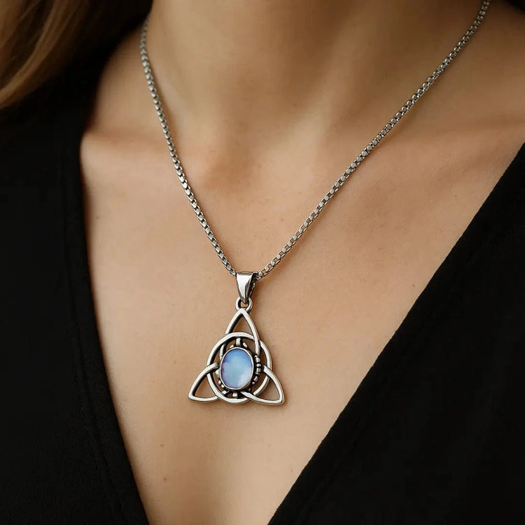 Collana Triquetra \"Talismano della femminilità\" con pietra di luna