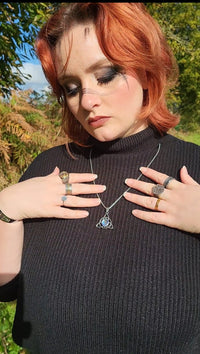 Collana Triquetra \"Talismano della femminilità\" con pietra di luna