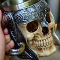 Tazza da tè con teschio e ossa incrociate